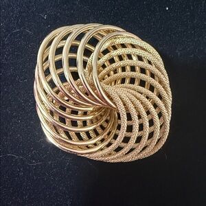 Sophisticated Gold-Tone Mesh Brooch